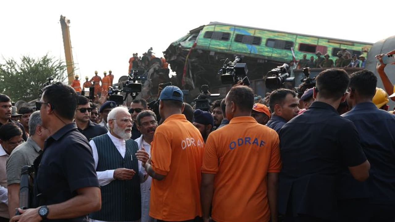 ఒడిషాలో రైలు ప్రమాదస్థలాన్ని పరిశీలించిన ప్రధాని మోడీ... అక్కడికక్కడే అధికారులతో రివ్యూ ఒడిషాలో రైలు ప్రమాదస్థలాన్ని పరిశీలించిన ప్రధాని మోడీ... అక్కడికక్కడే అధికారులతో రివ్యూ