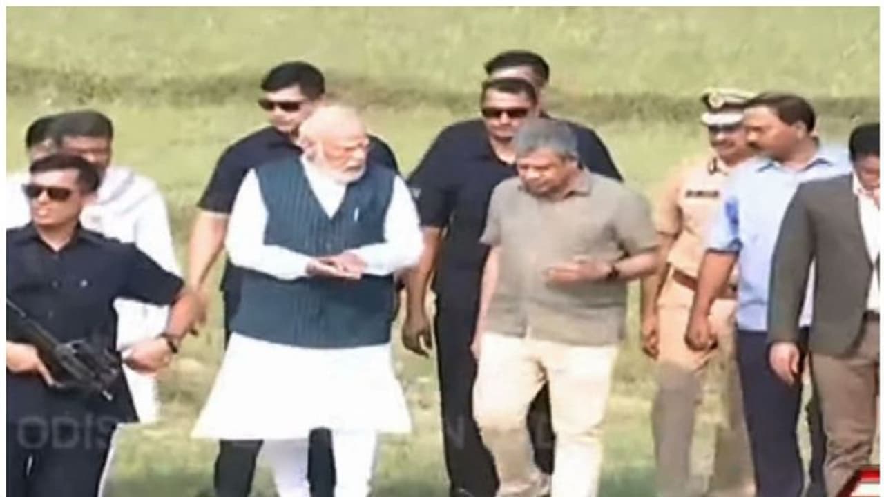 ഒഡിഷ ട്രെയിന് അപകടം; ദുരന്തഭൂമി സന്ദര്ശിച്ച് പ്രധാനമന്ത്രി, പരിക്കേറ്റവരെ സന്ദര്ശിക്കും ഒഡിഷ ട്രെയിന് അപകടം; ദുരന്തഭൂമി സന്ദര്ശിച്ച് പ്രധാനമന്ത്രി, പരിക്കേറ്റവരെ സന്ദര്ശിക്കും