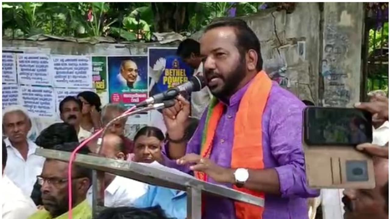 പേപ്പട്ടിയെയും കമ്യൂണിസ്റ്റുകാരെയും ഒരുമിച്ച് കണ്ടാൽ കമ്യൂണിസ്റ്റുകാരെ ജനം തല്ലുന്ന കാലം വിദൂരമല്ല: എസ് സുരേഷ് പേപ്പട്ടിയെയും കമ്യൂണിസ്റ്റുകാരെയും ഒരുമിച്ച് കണ്ടാൽ കമ്യൂണിസ്റ്റുകാരെ ജനം തല്ലുന്ന കാലം വിദൂരമല്ല: എസ് സുരേഷ്