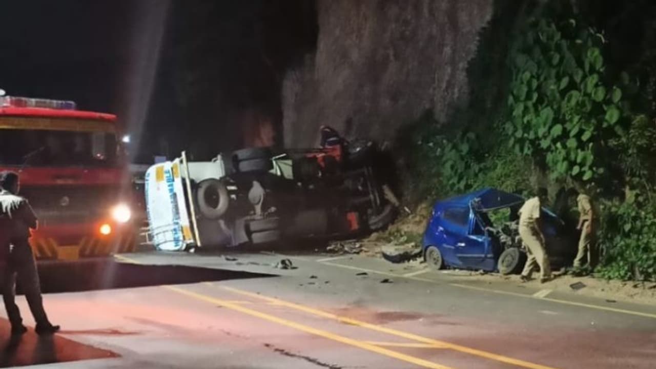 കൊല്ലത്ത് 'ഇയോൺ' കാറുമായി കൂട്ടിയിടിച്ച് പെട്രോളുമായി വന്ന ടാങ്കർ ലോറി മറിഞ്ഞു കൊല്ലത്ത് 'ഇയോൺ' കാറുമായി കൂട്ടിയിടിച്ച് പെട്രോളുമായി വന്ന ടാങ്കർ ലോറി മറിഞ്ഞു