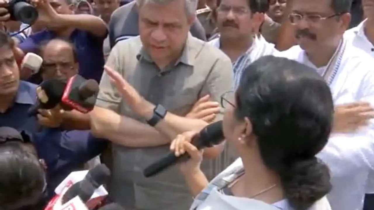 Politics over Odisha train crash deaths: Mamata Banerjee, Ashwini Vaishnaw spar during media briefing (WATCH) Politics over Odisha train crash deaths: Mamata Banerjee, Ashwini Vaishnaw spar during media briefing (WATCH)