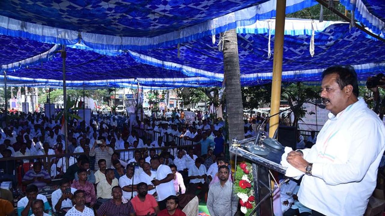 ಕರ್ನಾಟಕದ ಗ್ಯಾರಂಟಿ ಯೋಜನೆಗಳು ದೇಶಕ್ಕೇ ಮಾದರಿ: ಸಚಿವ ಚಲುವರಾಯಸ್ವಾಮಿ ಕರ್ನಾಟಕದ ಗ್ಯಾರಂಟಿ ಯೋಜನೆಗಳು ದೇಶಕ್ಕೇ ಮಾದರಿ: ಸಚಿವ ಚಲುವರಾಯಸ್ವಾಮಿ