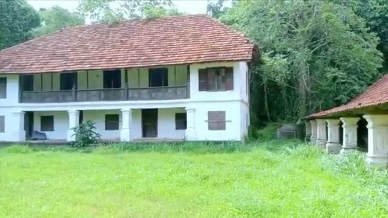 ചേലൂർ മനയുടെ മണിച്ചിത്രത്താഴ് പൊളിച്ച് മോഷണം; കൊൽക്കത്ത സ്വദേശി പിടിയിലാവുന്നത് സാധനങ്ങൾ കടത്തുന്നതിനിടെ ചേലൂർ മനയുടെ മണിച്ചിത്രത്താഴ് പൊളിച്ച് മോഷണം; കൊൽക്കത്ത സ്വദേശി പിടിയിലാവുന്നത് സാധനങ്ങൾ കടത്തുന്നതിനിടെ