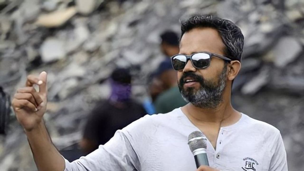 ప్రశాంత్ నీల్ ఆల్ టైం ఫేవరేట్ డైరెక్టర్ ఎవరో తెలుసా? ఆ నాలుగు సినిమాలు ఎవరూ చేయలేరట! ప్రశాంత్ నీల్ ఆల్ టైం ఫేవరేట్ డైరెక్టర్ ఎవరో తెలుసా? ఆ నాలుగు సినిమాలు ఎవరూ చేయలేరట!