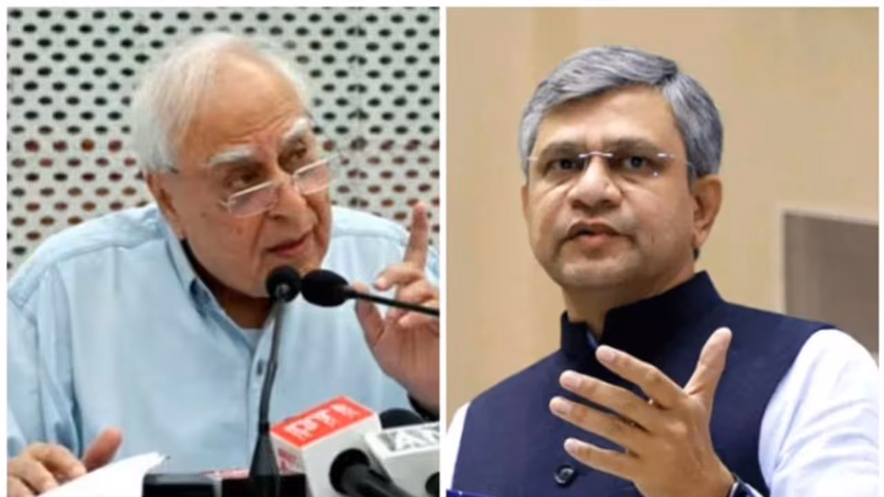 'ഇത്രയും വലിയ മന്ത്രാലയങ്ങൾ ഒറ്റക്ക് കൈകാര്യം ചെയ്യാൻ കഴിയില്ല'; അശ്വിനി വൈഷ്ണവിനെ വിമർശിച്ച് കപിൽ സിബൽ