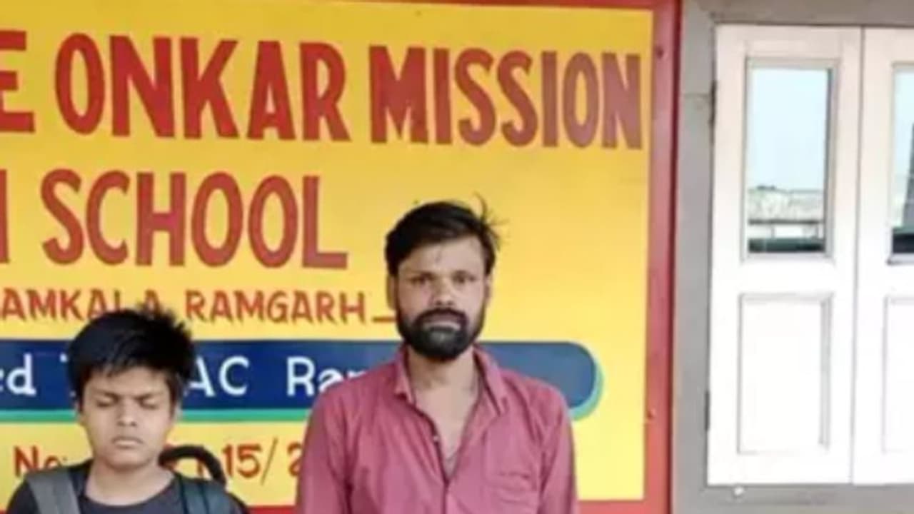 അനാഥാലയത്തിലെ സൗജന്യ ഭക്ഷണ വിതരണത്തിനിടെ അച്ഛനെ കണ്ടുമുട്ടി മകന്‍