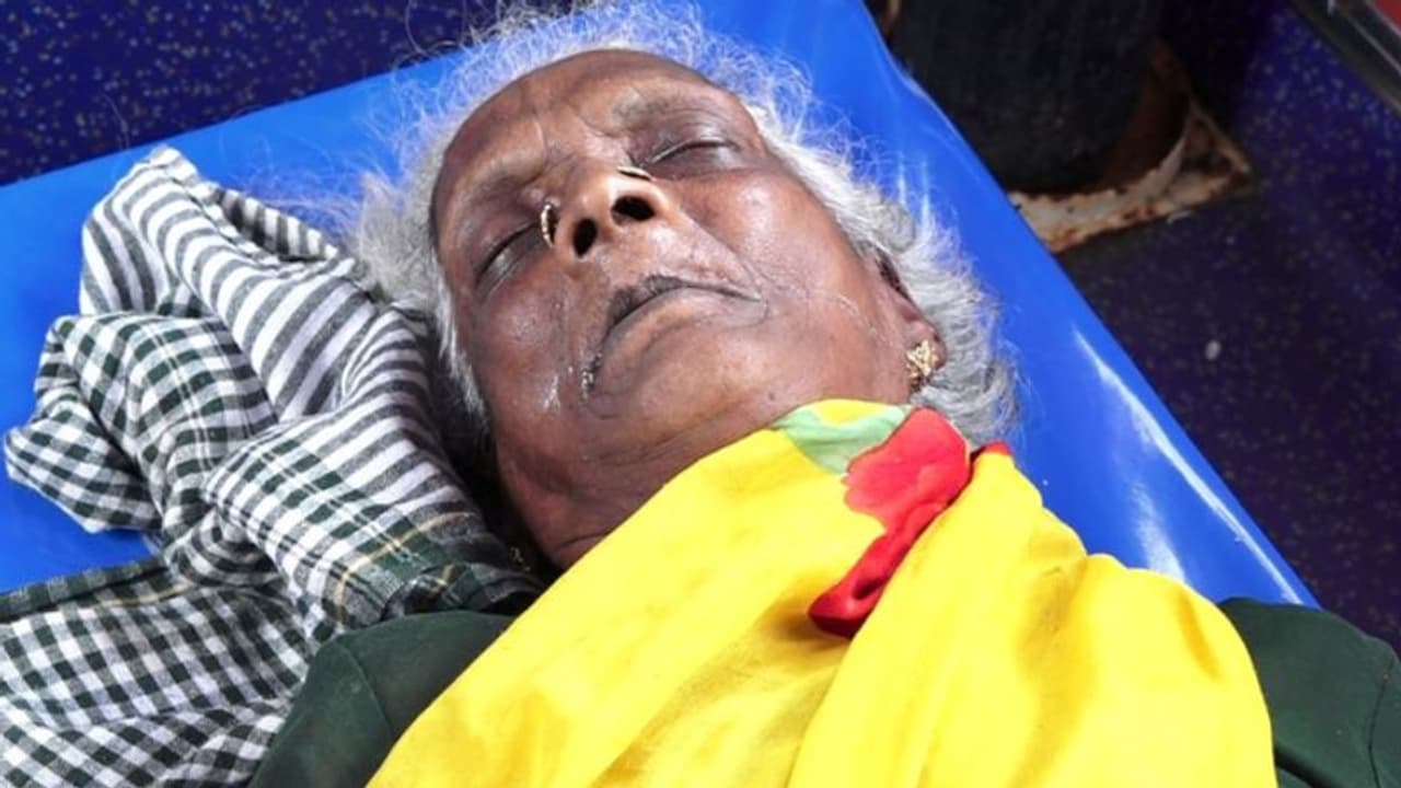 മകളുടെ വീടിന്റെ മുറ്റമടിക്കാനായി ഇറങ്ങി, വൈദ്യുതി ലൈന് പൊട്ടിവീണു; 80കാരിക്ക് ദാരുണാന്ത്യം മകളുടെ വീടിന്റെ മുറ്റമടിക്കാനായി ഇറങ്ങി, വൈദ്യുതി ലൈന് പൊട്ടിവീണു; 80കാരിക്ക് ദാരുണാന്ത്യം