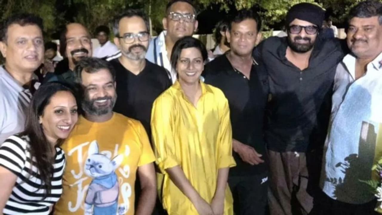 പ്രശാന്ത് നീലിന്റെ ജന്മദിനമാഘോഷിച്ച് പ്രഭാസ്, ഫോട്ടോ ഏറ്റെടുത്ത് ആരാധകര് പ്രശാന്ത് നീലിന്റെ ജന്മദിനമാഘോഷിച്ച് പ്രഭാസ്, ഫോട്ടോ ഏറ്റെടുത്ത് ആരാധകര്