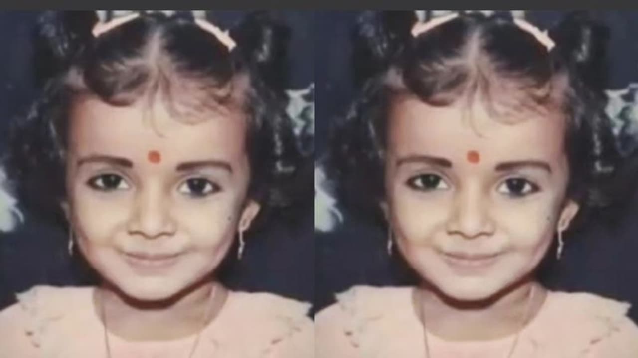 നുണക്കുഴി കവിളുള്ള മലയാളത്തിന്റെ പ്രിയ ​ഗായിക; ഈ സുന്ദരിക്കുട്ടിയെ മനസിലായോ ? 