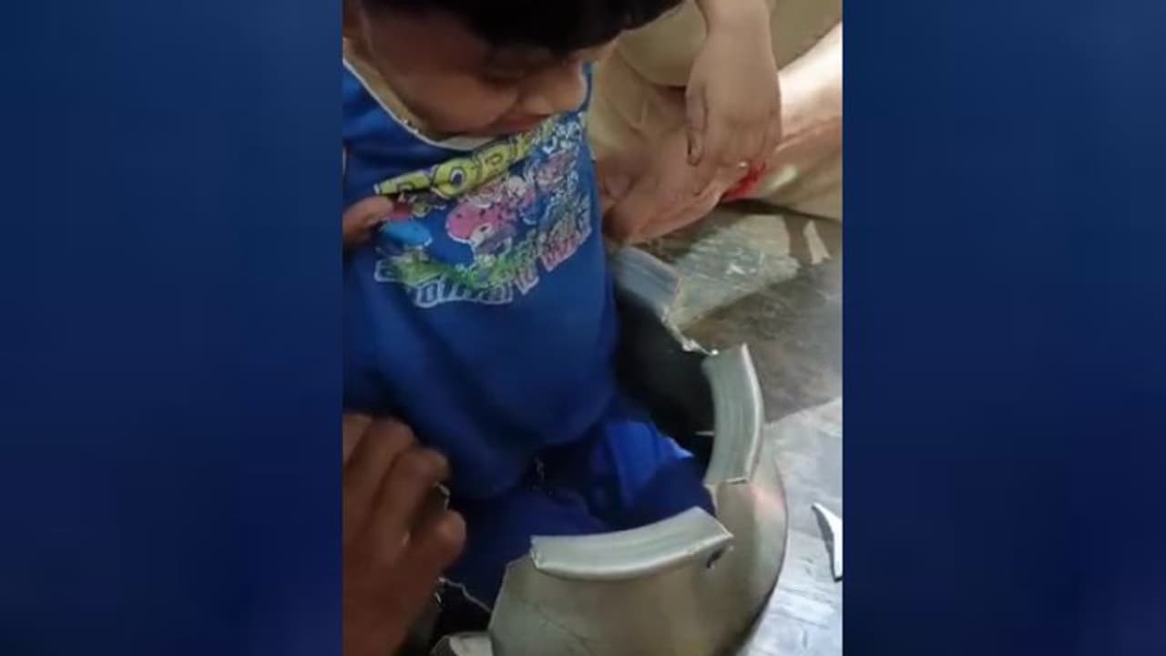 കളിക്കിടെ കലത്തിൽ കുടുങ്ങി രണ്ടര വയസുകാരി, വീട്ടുകാരുടെ പ്രയത്നത്തിൽ രക്ഷയില്ല, ഒടുവിൽ രക്ഷ ഫയർഫോഴ്സ്! കളിക്കിടെ കലത്തിൽ കുടുങ്ങി രണ്ടര വയസുകാരി, വീട്ടുകാരുടെ പ്രയത്നത്തിൽ രക്ഷയില്ല, ഒടുവിൽ രക്ഷ ഫയർഫോഴ്സ്!