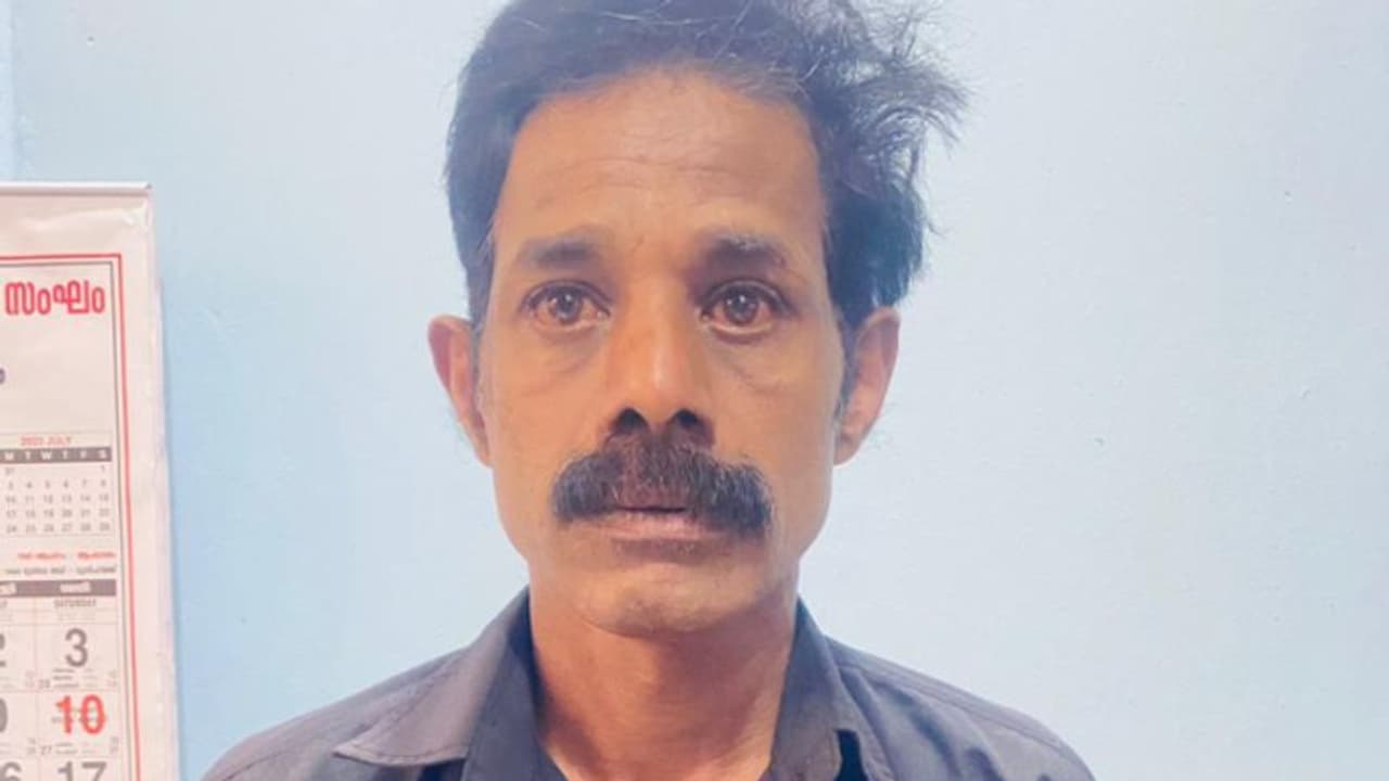 മദ്യലഹരിയില് അയല്വാസിയുടെ വീട്ടില് കയറി നഗ്നതാപ്രദര്ശനം നടത്തി, 42 കാരൻ അറസ്റ്റില് മദ്യലഹരിയില് അയല്വാസിയുടെ വീട്ടില് കയറി നഗ്നതാപ്രദര്ശനം നടത്തി, 42 കാരൻ അറസ്റ്റില്