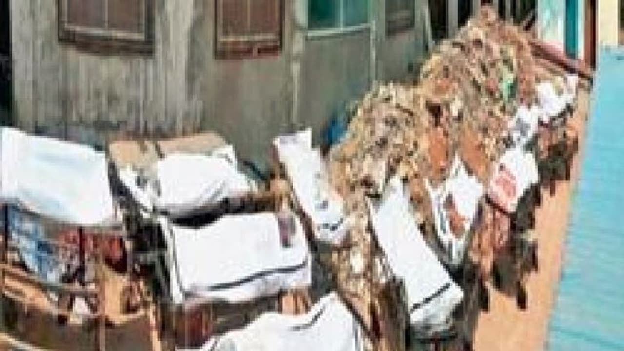 ಒಡಿಶಾ ತ್ರಿವಳಿ ರೈಲು ದುರಂತ: ತುಂಬಿ ತುಳುಕುತ್ತಿರುವ ಶವಾಗಾರಗಳು: ಮೃತರ ಗುರುತು ಪತ್ತೆ ಆಗದೆ ಸಂಕಟ ಒಡಿಶಾ ತ್ರಿವಳಿ ರೈಲು ದುರಂತ: ತುಂಬಿ ತುಳುಕುತ್ತಿರುವ ಶವಾಗಾರಗಳು: ಮೃತರ ಗುರುತು ಪತ್ತೆ ಆಗದೆ ಸಂಕಟ