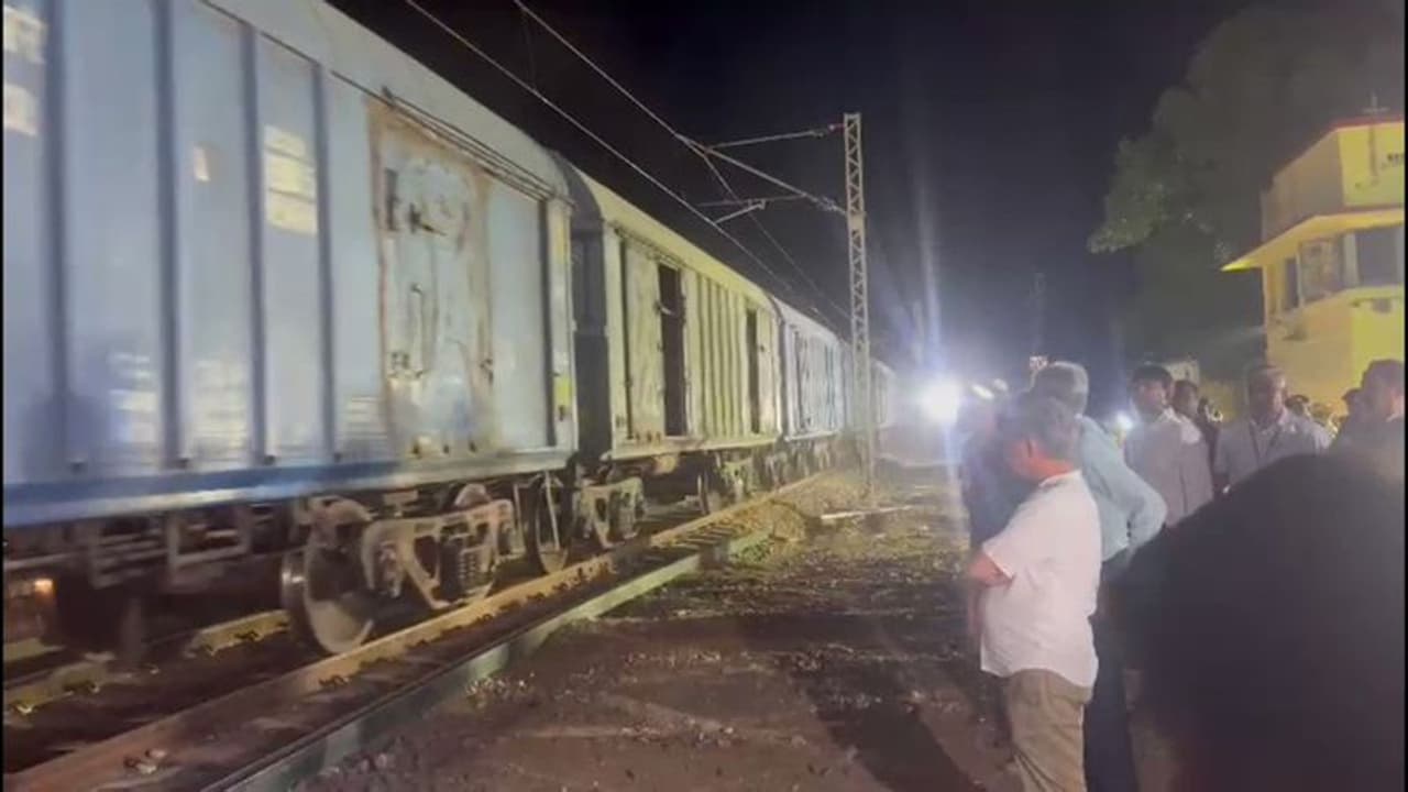 275 பேர் உயிரிழப்பு; அசுர கதியில் வேலை; மீண்டும் ரயில்கள் இயக்கம்; மனம் உருகிய அமைச்சர்!!