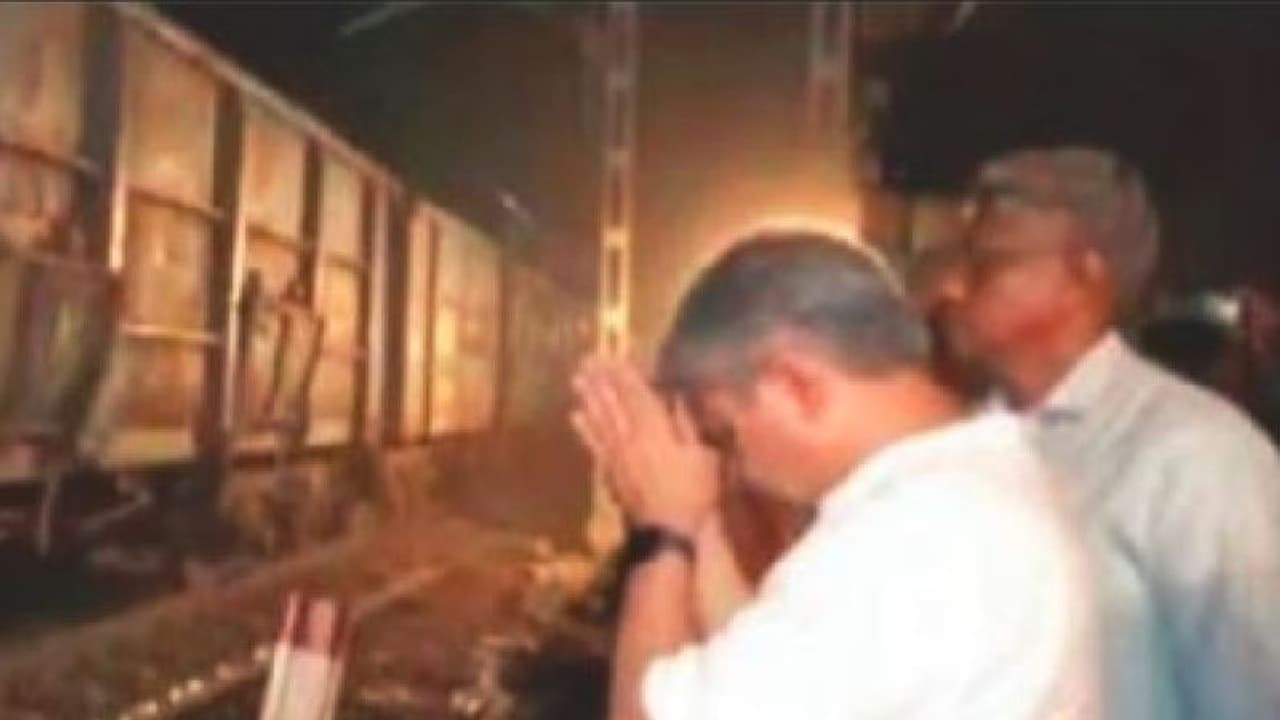 ರಾತ್ರಿಯೇ ರೈಲು ಸಂಚಾರ ಶುರು: ಭಾವುಕರಾಗಿ ರೈಲಿನತ್ತ ಕೈಬೀಸಿ, ಕೈಮುಗಿದ ಸಚಿವ ವೈಷ್ಣವ್ ರಾತ್ರಿಯೇ ರೈಲು ಸಂಚಾರ ಶುರು: ಭಾವುಕರಾಗಿ ರೈಲಿನತ್ತ ಕೈಬೀಸಿ, ಕೈಮುಗಿದ ಸಚಿವ ವೈಷ್ಣವ್