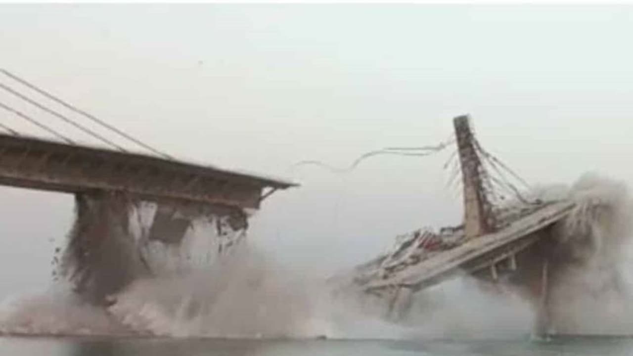 గంగానదిపై మళ్లీ కూలిన నిర్మాణంలోని వంతెన.. విచారణకు ఆదేశాలు గంగానదిపై మళ్లీ కూలిన నిర్మాణంలోని వంతెన.. విచారణకు ఆదేశాలు