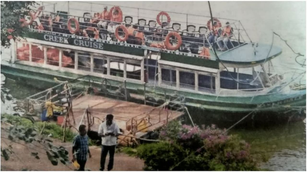 പലക തകര്ന്ന് ബോട്ടിലേക്ക് വെള്ളം; മൂന്നാറില് 30ഓളം സഞ്ചാരികള് രക്ഷപ്പെട്ടത് അദ്ഭുതകരമായി പലക തകര്ന്ന് ബോട്ടിലേക്ക് വെള്ളം; മൂന്നാറില് 30ഓളം സഞ്ചാരികള് രക്ഷപ്പെട്ടത് അദ്ഭുതകരമായി