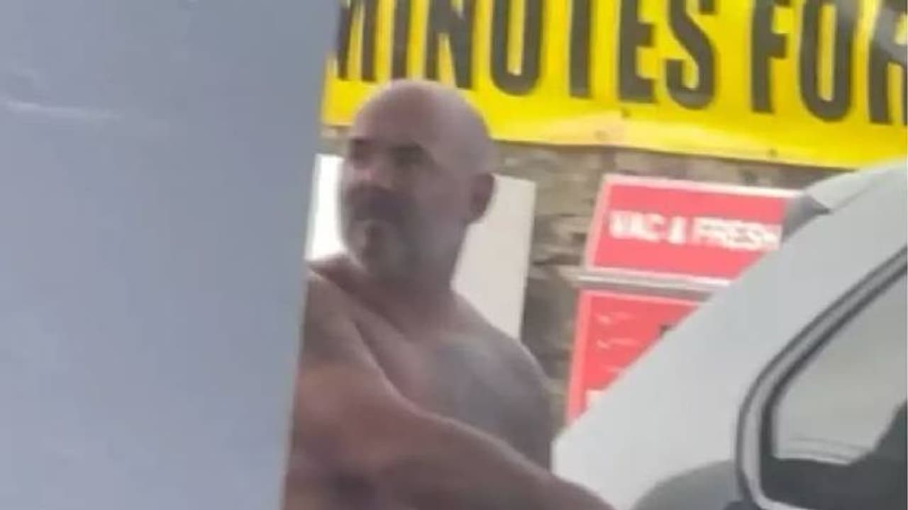 പെട്രോൾ പമ്പിൽ പൂർണനഗ്നനായി പ്രത്യക്ഷപ്പെട്ട് 44 കാരൻ! പെട്രോൾ പമ്പിൽ പൂർണനഗ്നനായി പ്രത്യക്ഷപ്പെട്ട് 44 കാരൻ!