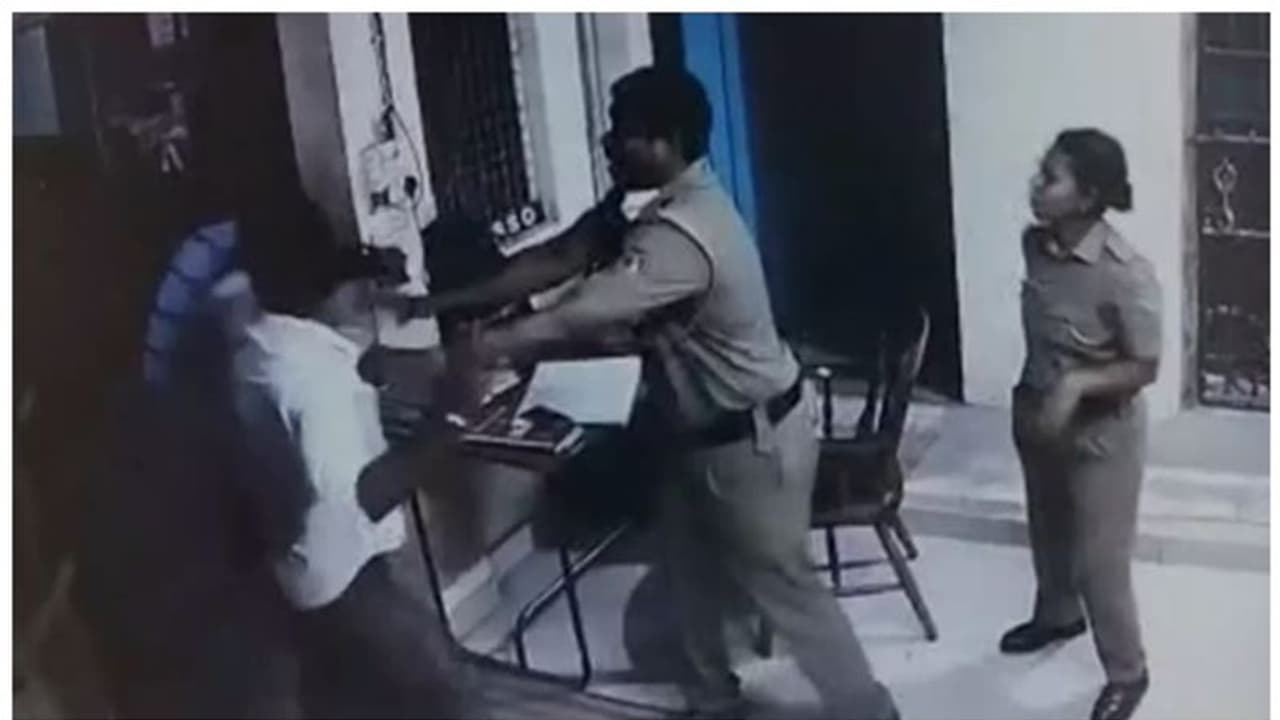 കിളികൊല്ലൂര് സ്റ്റേഷനില് സൈനികനെ മർദിച്ച കേസ്; പൊലീസുകാരുടെ സസ്പെൻഷൻ പിൻവലിച്ചു കിളികൊല്ലൂര് സ്റ്റേഷനില് സൈനികനെ മർദിച്ച കേസ്; പൊലീസുകാരുടെ സസ്പെൻഷൻ പിൻവലിച്ചു