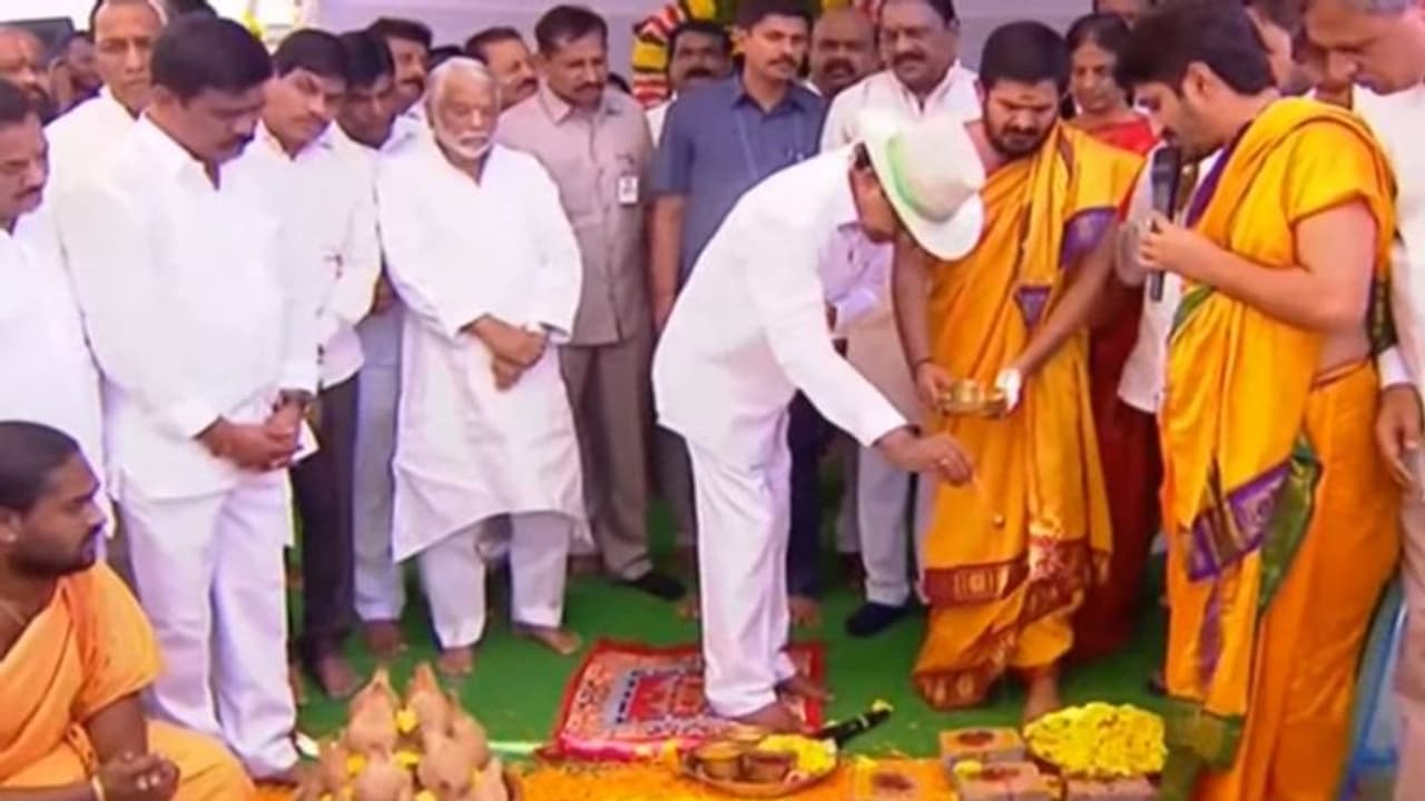 కోకాపేటలో ‘‘భారత్ భవన్’’ నిర్మాణానికి సీఎం కేసీఆర్ భూమి పూజ.. కోకాపేటలో ‘‘భారత్ భవన్’’ నిర్మాణానికి సీఎం కేసీఆర్ భూమి పూజ..