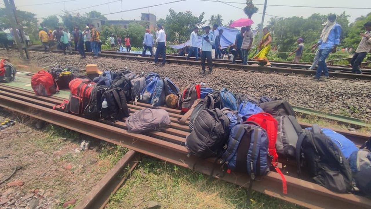 ഒഡിഷ അപകടത്തിൽ ഭര്ത്താവ് മരിച്ചു, മൃതദേഹം തിരിച്ചറിഞ്ഞു; കൊടും ചതി, 'മരിച്ച' ഭർത്താവ് പൊലീസ് സ്റ്റേഷനിൽ ഒഡിഷ അപകടത്തിൽ ഭര്ത്താവ് മരിച്ചു, മൃതദേഹം തിരിച്ചറിഞ്ഞു; കൊടും ചതി, 'മരിച്ച' ഭർത്താവ് പൊലീസ് സ്റ്റേഷനിൽ