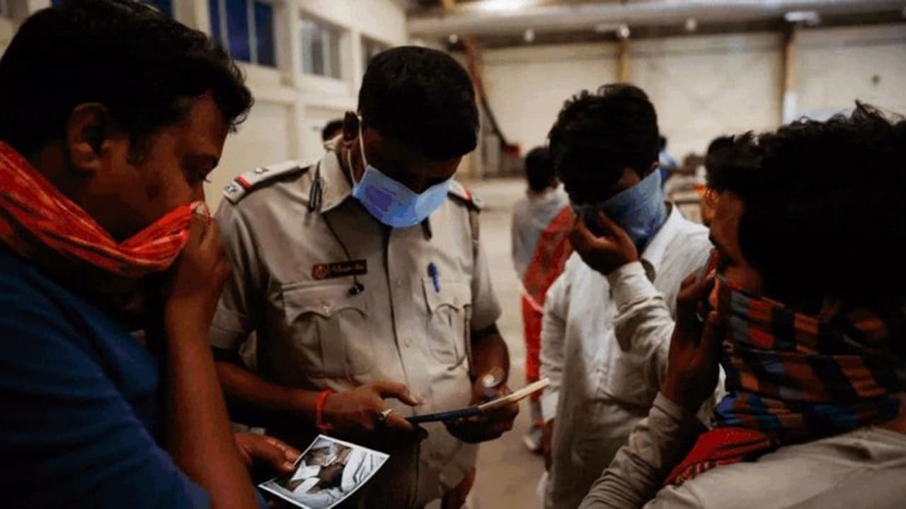 மகன் இறந்த செய்தியை நம்பாமல் ஓடிவந்த தந்தை... பிணவறையில் நிகழ்ந்த நெகிழ்ச்சியான சம்பவம் மகன் இறந்த செய்தியை நம்பாமல் ஓடிவந்த தந்தை... பிணவறையில் நிகழ்ந்த நெகிழ்ச்சியான சம்பவம்