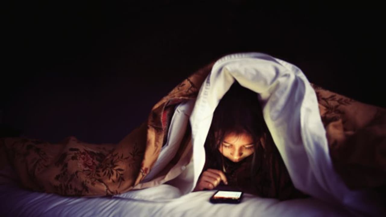 குழந்தைகள் தூங்கும் முன் மொபைல் போன் பார்ப்பதால் இந்த ஆபத்து அதிகம்.. திரை நேரத்தை குறைக்க உதவும் டிப்ஸ் இதோ..