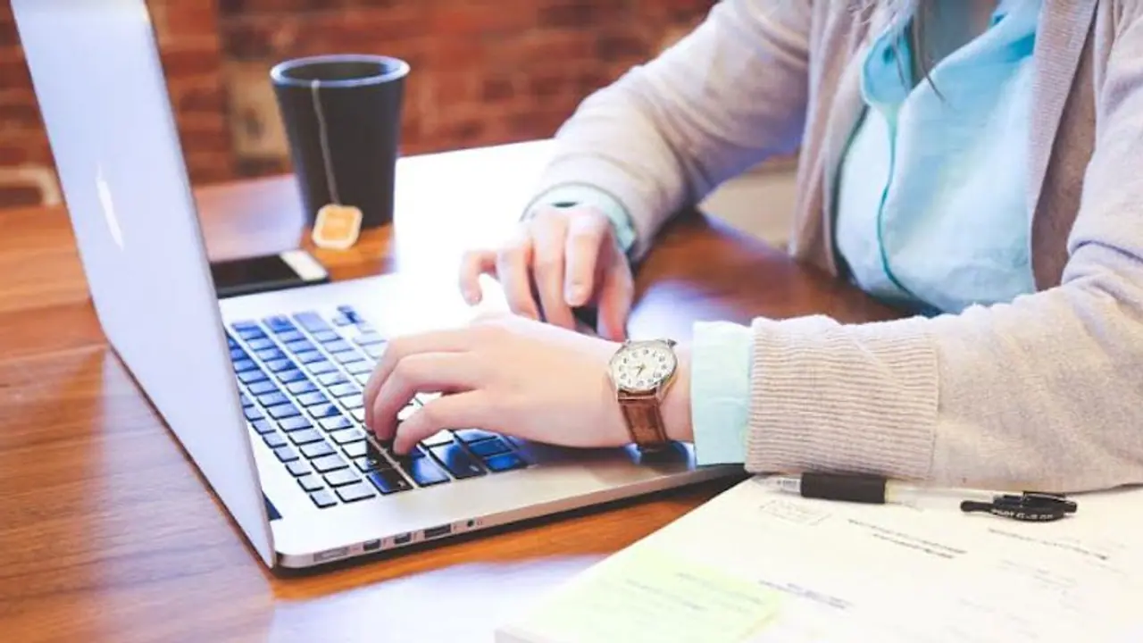 ஹைப்ரிட் வொர்க் புரட்சியை ஏற்றுக்கொள்ளுதல் : உத்திகள், கருவிகள் மற்றும் எதிர்காலப் போக்குகள்!