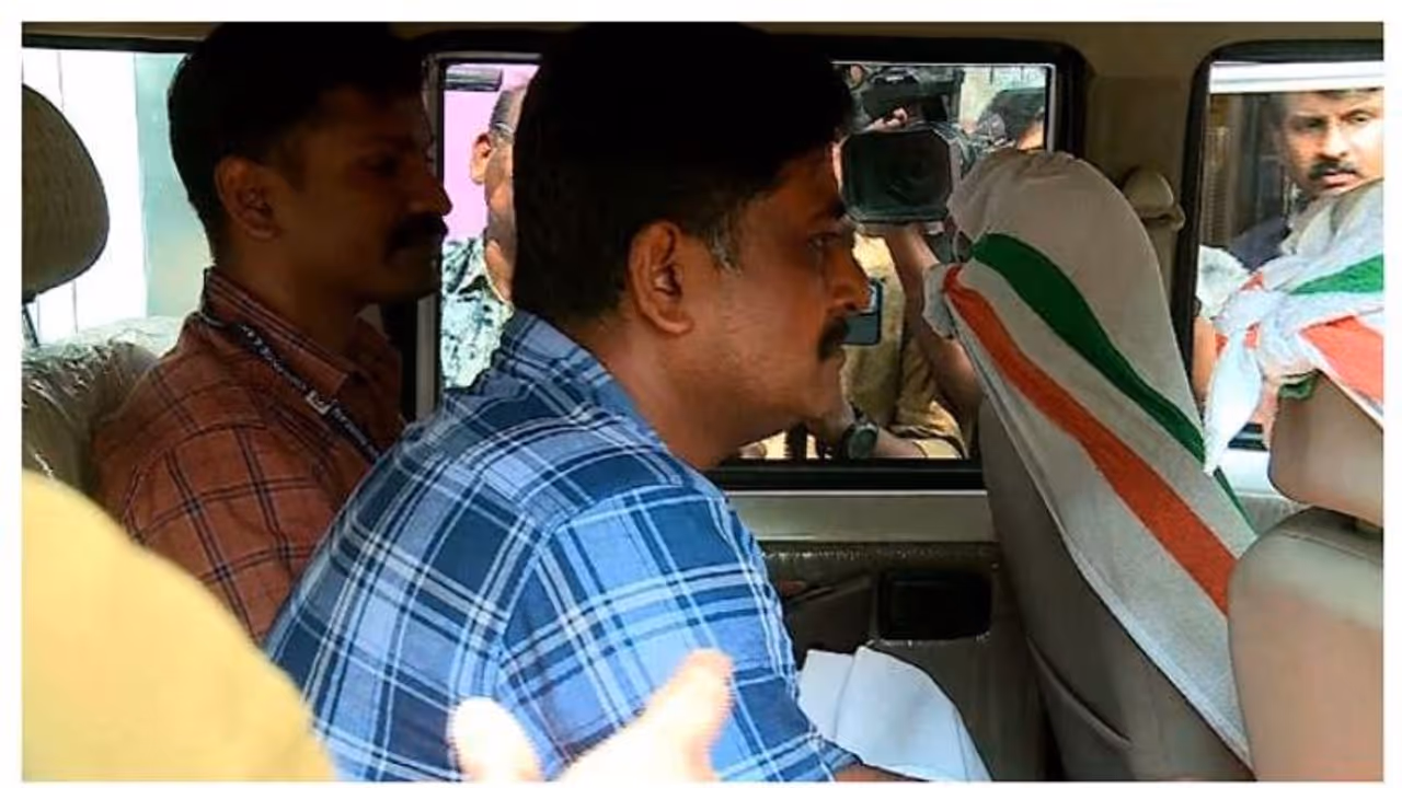 Kerala revenue inspector caught red-handed while taking bribe; Here's how