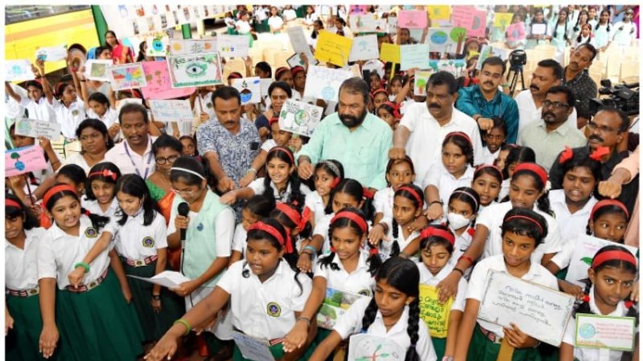 സ്കൂളുകൾ വലിച്ചെറിയൽ മുക്ത ക്യാമ്പസുകൾ ആകും; പരിസ്ഥിതി ദിനത്തിൽ വിദ്യാർത്ഥികളുടെ പ്രതിജ്ഞ സ്കൂളുകൾ വലിച്ചെറിയൽ മുക്ത ക്യാമ്പസുകൾ ആകും; പരിസ്ഥിതി ദിനത്തിൽ വിദ്യാർത്ഥികളുടെ പ്രതിജ്ഞ