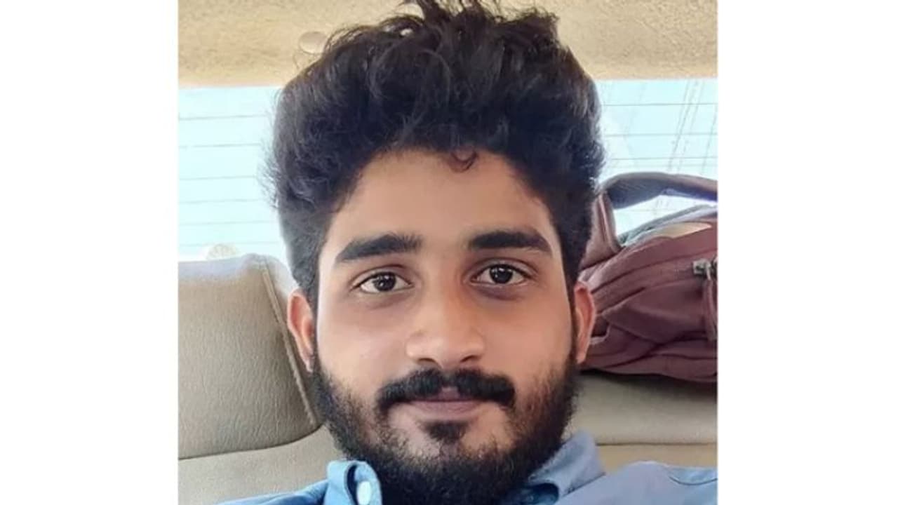 അവധിക്ക് നാട്ടിലേക്ക് പോകാനുള്ള തയാറെടുപ്പിനിടെ പ്രവാസി യുവാവ് ഹൃദയാഘാതം മൂലം മരിച്ചു അവധിക്ക് നാട്ടിലേക്ക് പോകാനുള്ള തയാറെടുപ്പിനിടെ പ്രവാസി യുവാവ് ഹൃദയാഘാതം മൂലം മരിച്ചു