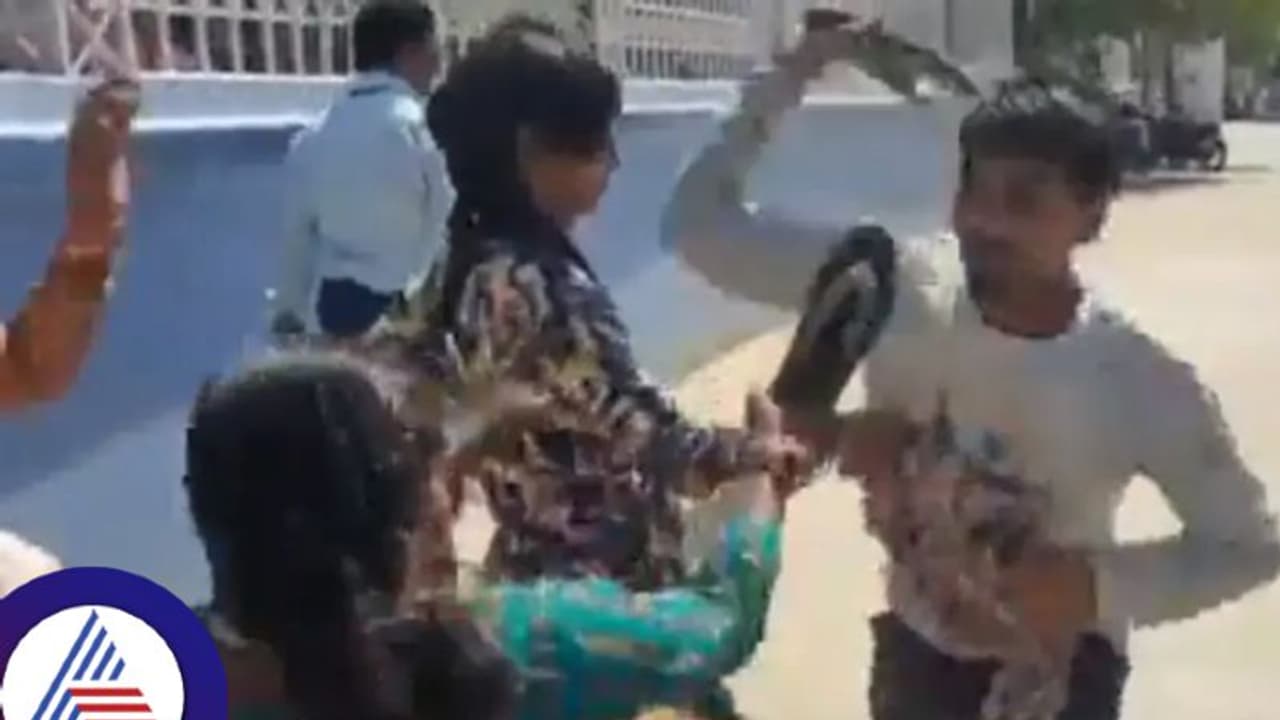 ಬೇಕಾ ಇನ್ನೊಬ್ಳು..ಗಂಡನನ್ನು ರಸ್ತೆಯಲ್ಲಿ ಅಟ್ಟಾಡಿಸಿ ಚಪ್ಪಲಿಯಲ್ಲಿ ಹೊಡೆದ ಹೆಂಡ್ತಿ! ಬೇಕಾ ಇನ್ನೊಬ್ಳು..ಗಂಡನನ್ನು ರಸ್ತೆಯಲ್ಲಿ ಅಟ್ಟಾಡಿಸಿ ಚಪ್ಪಲಿಯಲ್ಲಿ ಹೊಡೆದ ಹೆಂಡ್ತಿ!