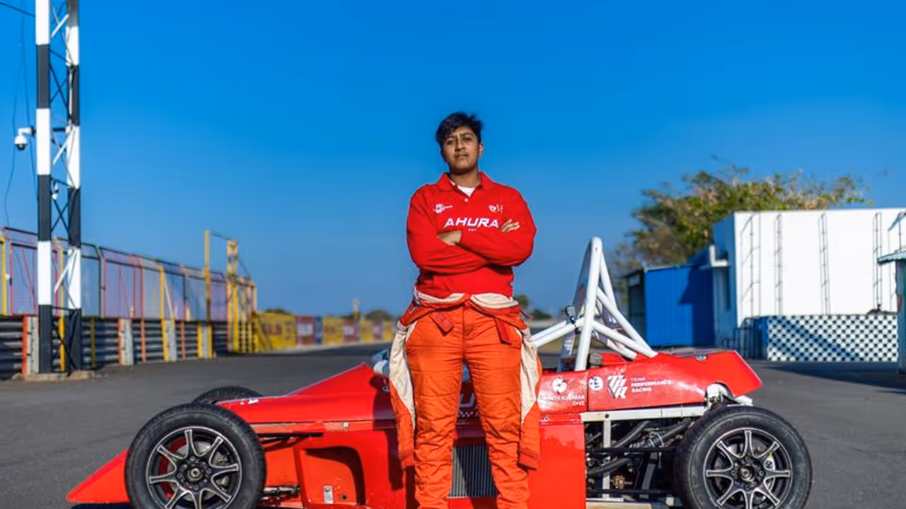 ஃபார்முலா 4 கார்பந்தயத்தில் பங்கேற்கும் முதல் தமிழக பெண் பிரியங்கா ஃபார்முலா 4 கார்பந்தயத்தில் பங்கேற்கும் முதல் தமிழக பெண் பிரியங்கா