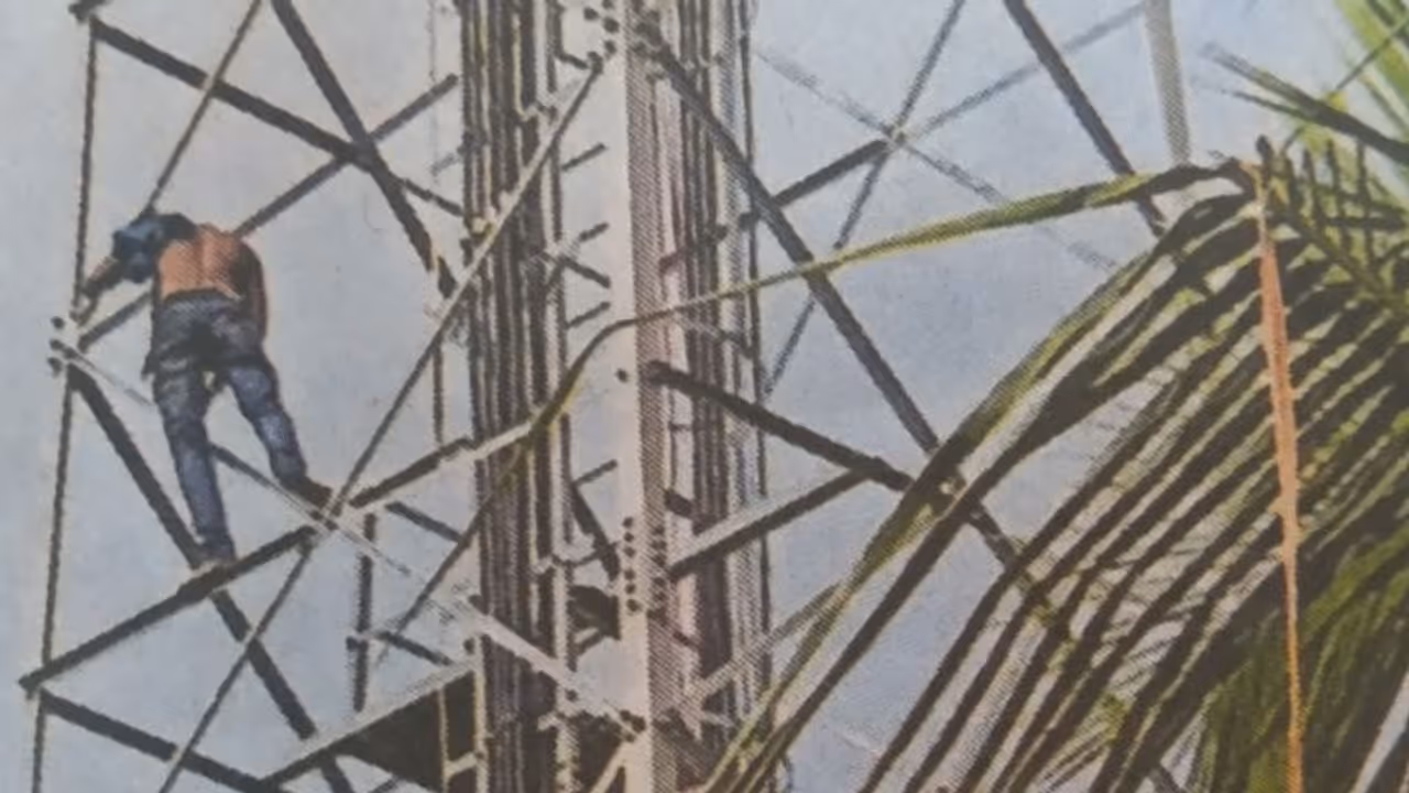 മൊബൈൽ ടവറിന് മുകളിൽ കയറി യുവാവിന്റെ ആത്മഹത്യാ ഭീഷണി, ഒടുവിൽ താഴെയിറങ്ങിയത് മക്കൾ എത്തി സംസാരിച്ചപ്പോൾ മൊബൈൽ ടവറിന് മുകളിൽ കയറി യുവാവിന്റെ ആത്മഹത്യാ ഭീഷണി, ഒടുവിൽ താഴെയിറങ്ങിയത് മക്കൾ എത്തി സംസാരിച്ചപ്പോൾ