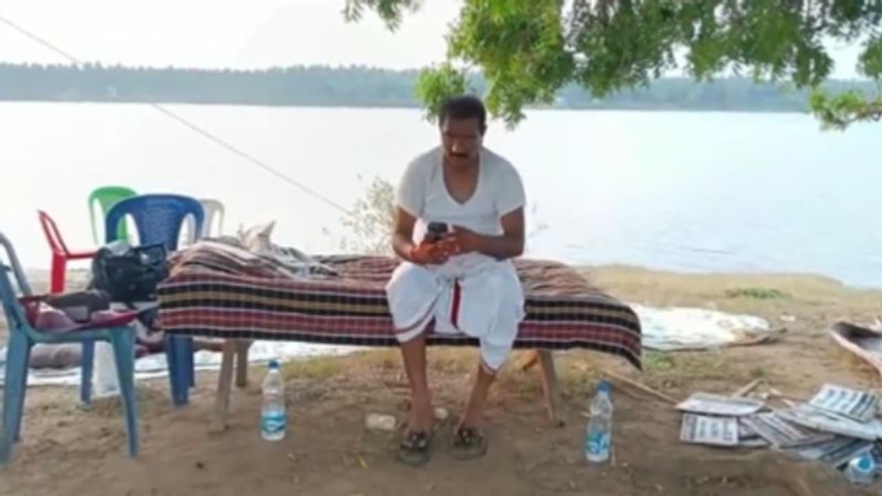 టీడీపీ ఎమ్మెల్యే నిమ్మల రామానాయుడు వినూత్న నిరసన.. అదుపులోకి తీసుకున్న పోలీసులు..