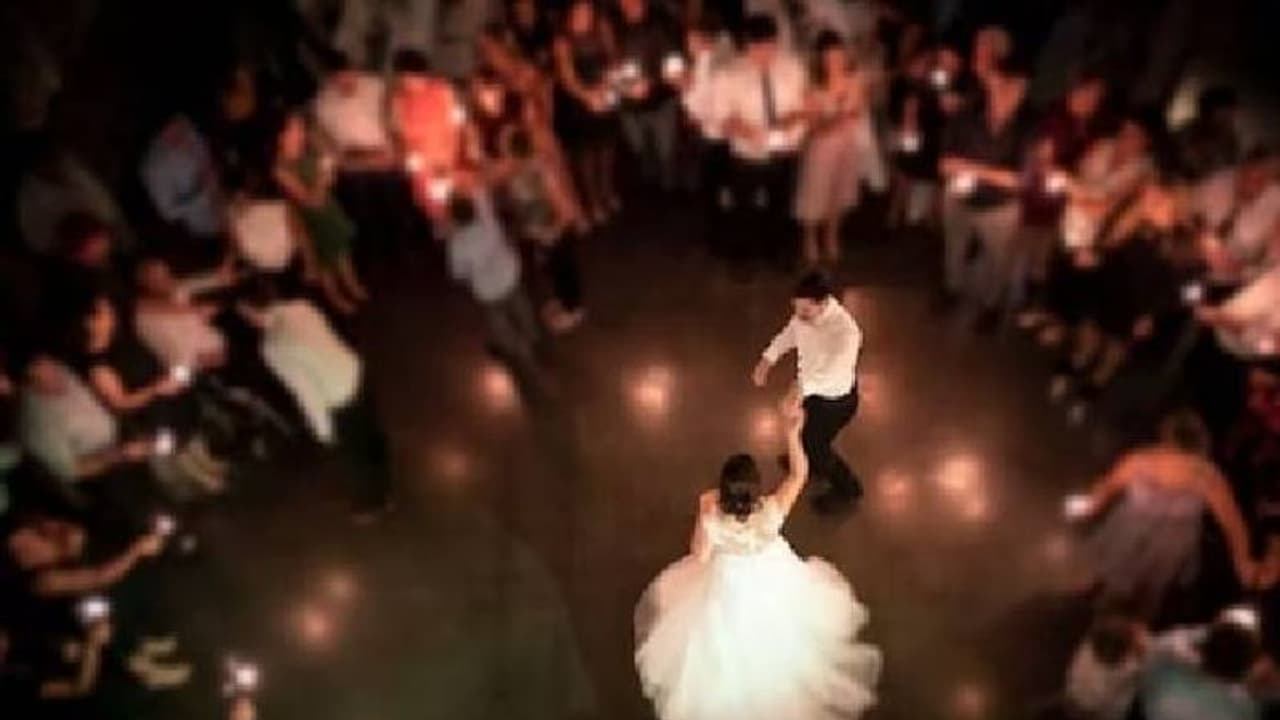 1.16 കോടി രൂപ ജീവനാംശം നൽകിയില്ല; മുൻ ഭർത്താവിന്റെ വിവാഹത്തിൽ ആദ്യഭാര്യയുടെ പ്രതിഷേധം 1.16 കോടി രൂപ ജീവനാംശം നൽകിയില്ല; മുൻ ഭർത്താവിന്റെ വിവാഹത്തിൽ ആദ്യഭാര്യയുടെ പ്രതിഷേധം