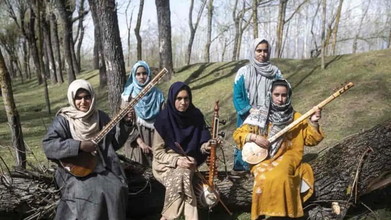 అంతరించిపోతున్నసూఫియానా సంగీతంలో రాణిస్తున్న 'కాశ్మీరీ సూఫీ గర్ల్స్' అంతరించిపోతున్నసూఫియానా సంగీతంలో రాణిస్తున్న 'కాశ్మీరీ సూఫీ గర్ల్స్'
