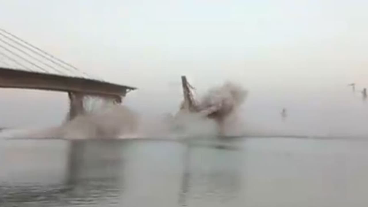 பாலம் விபத்து: திட்டமிடப்பட்ட ஒன்று பீகார் அரசு அந்தர் பல்டி! பாலம் விபத்து: திட்டமிடப்பட்ட ஒன்று பீகார் அரசு அந்தர் பல்டி!