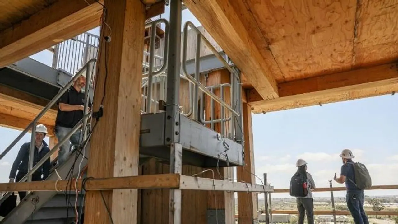 100க்கும் மேற்பட்ட நிலநடுக்கங்களில் இருந்து 10 அடுக்கு மர கட்டிடம் எப்படி தப்பித்தது? விவரம் உள்ளே