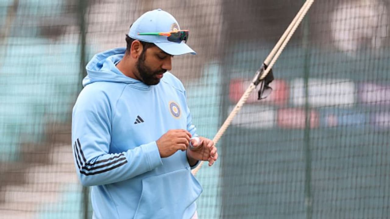 கண்டத்திலிருந்து தப்பித்து வரும் ரோகித் சர்மா: வைரலாகும் படிக்கட்டில் கால் தடுமாறி கீழே விழ தெரிந்த வீடியோ! கண்டத்திலிருந்து தப்பித்து வரும் ரோகித் சர்மா: வைரலாகும் படிக்கட்டில் கால் தடுமாறி கீழே விழ தெரிந்த வீடியோ!