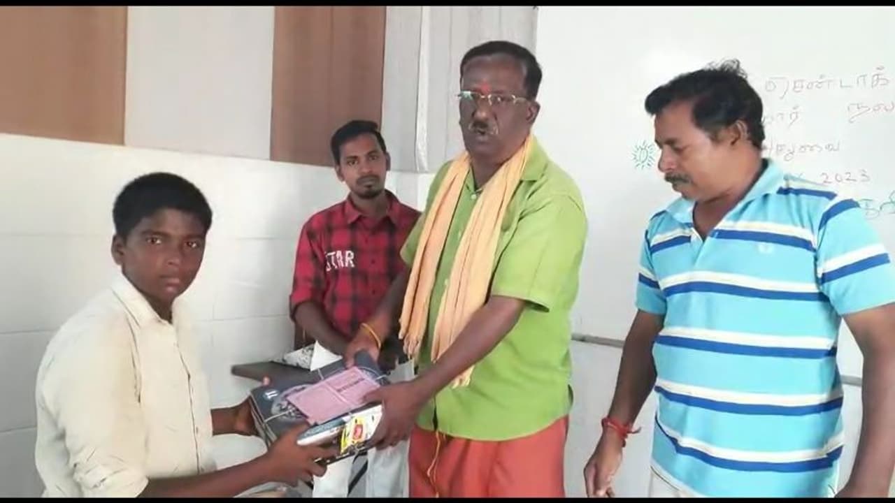 மருத்துவ கனவில் 470 மதிப்பெண்; வீடு வீடாக பேப்பர் போட்ட மாணவனுக்கு உதவிக்கரம் நீட்டிய ஆர்வலர்கள் மருத்துவ கனவில் 470 மதிப்பெண்; வீடு வீடாக பேப்பர் போட்ட மாணவனுக்கு உதவிக்கரம் நீட்டிய ஆர்வலர்கள்