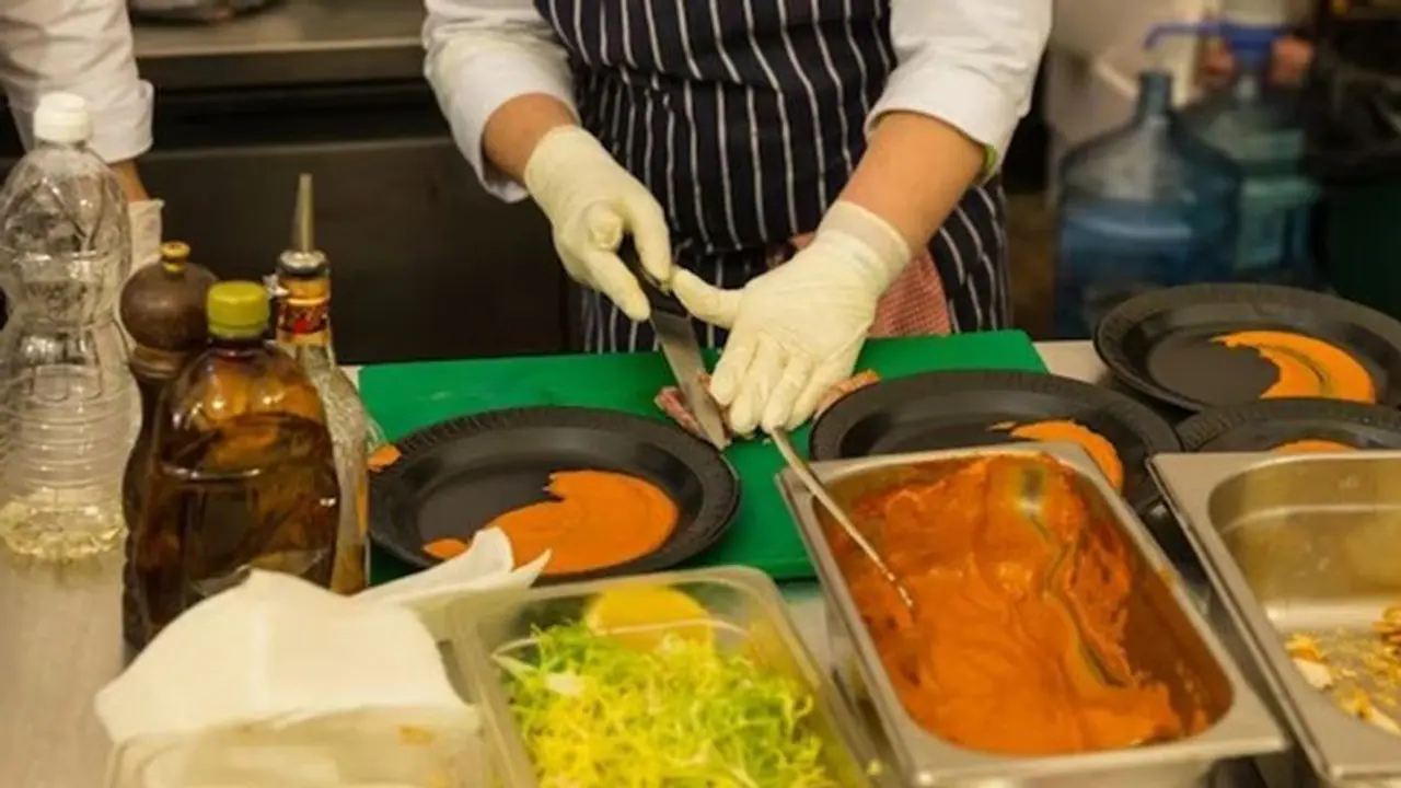 UAE: Abu Dhabi issues warning to over 10,000 food outlets for food safety violations UAE: Abu Dhabi issues warning to over 10,000 food outlets for food safety violations