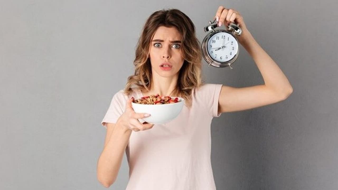 రాత్రిపూట వీటిని అసలే తినకండి రాత్రిపూట వీటిని అసలే తినకండి