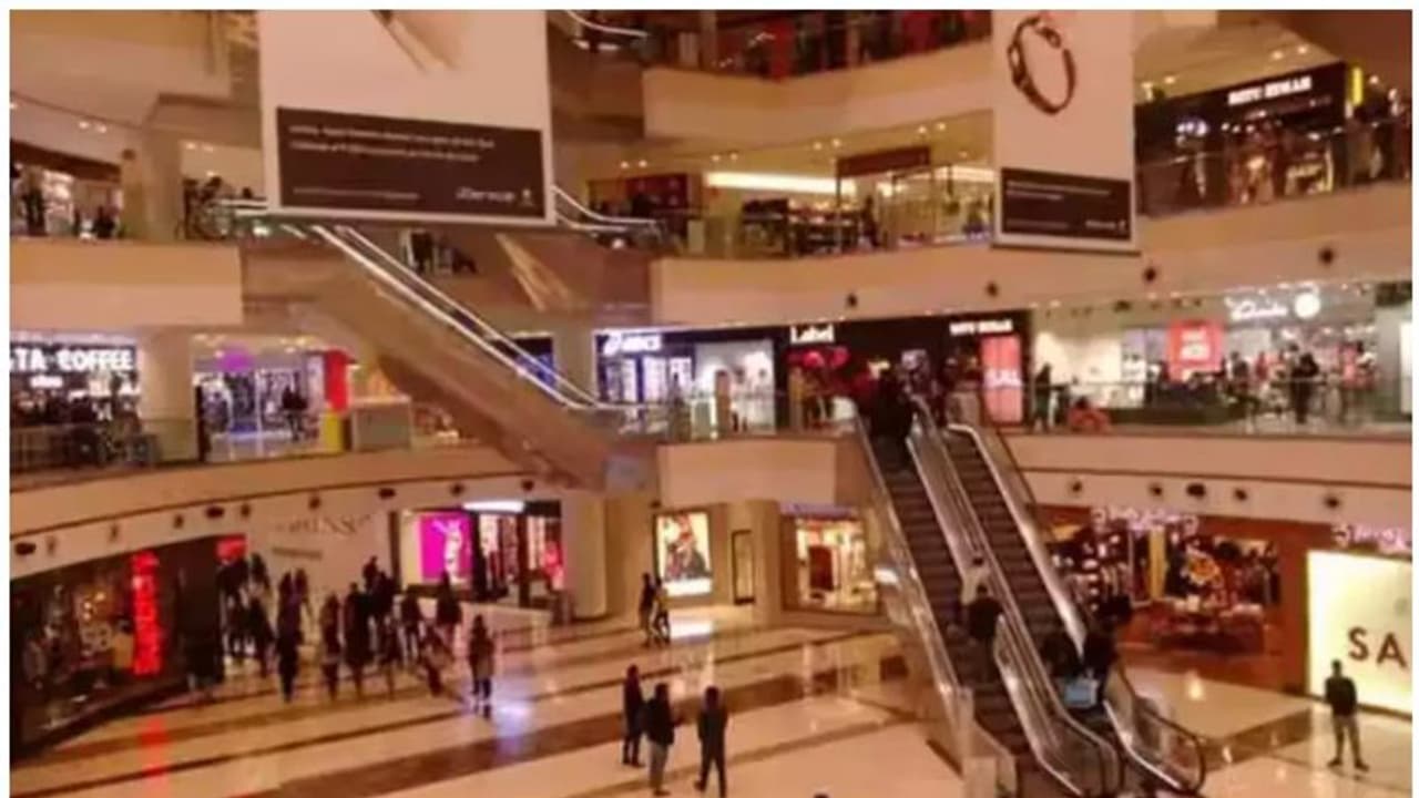 അഞ്ച് ലക്ഷം വിലയുള്ള ഡയമണ്ട് മോതിരം മാളിൽ നഷ്ടപ്പെട്ടു; 'സൂപ്പർമാൻ' വേഗത്തിൽ പൊലീസ്, വീണ്ടെടുത്ത കഥ ഇങ്ങനെ അഞ്ച് ലക്ഷം വിലയുള്ള ഡയമണ്ട് മോതിരം മാളിൽ നഷ്ടപ്പെട്ടു; 'സൂപ്പർമാൻ' വേഗത്തിൽ പൊലീസ്, വീണ്ടെടുത്ത കഥ ഇങ്ങനെ