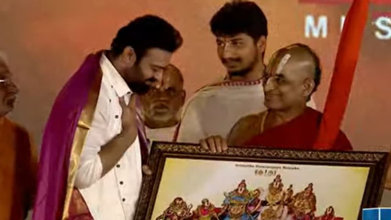 `ఆదిపురుష్` టీమ్కి చినజీయర్ స్వామి సత్కారం.. సైఫ్ మళ్లీ మిస్సింగ్.. `ఆదిపురుష్` టీమ్కి చినజీయర్ స్వామి సత్కారం.. సైఫ్ మళ్లీ మిస్సింగ్..