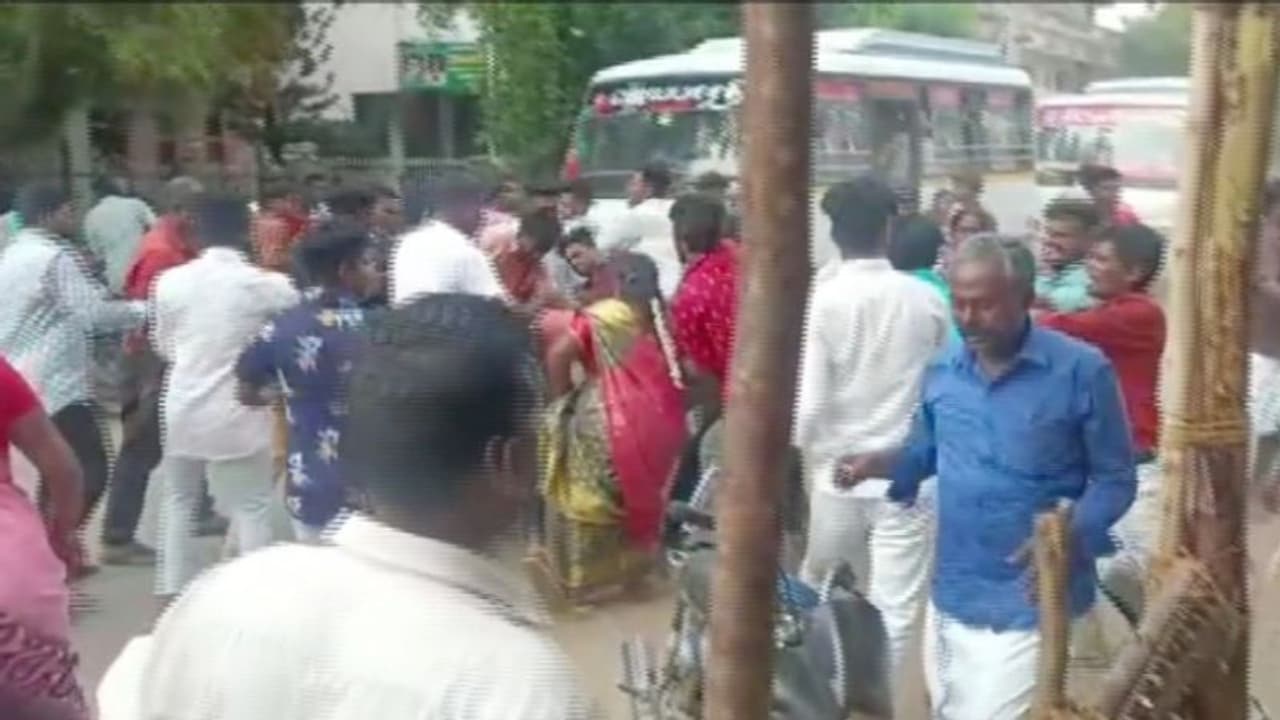 'പായസത്തിന് രുചി പോര, ചോറ് തീരും മുമ്പ് വിളമ്പി'; വധുവിന്റെ വീട്ടുകാർക്ക് നേരെ പായസം എറിഞ്ഞു, കൂട്ടത്തല്ല് 'പായസത്തിന് രുചി പോര, ചോറ് തീരും മുമ്പ് വിളമ്പി'; വധുവിന്റെ വീട്ടുകാർക്ക് നേരെ പായസം എറിഞ്ഞു, കൂട്ടത്തല്ല്