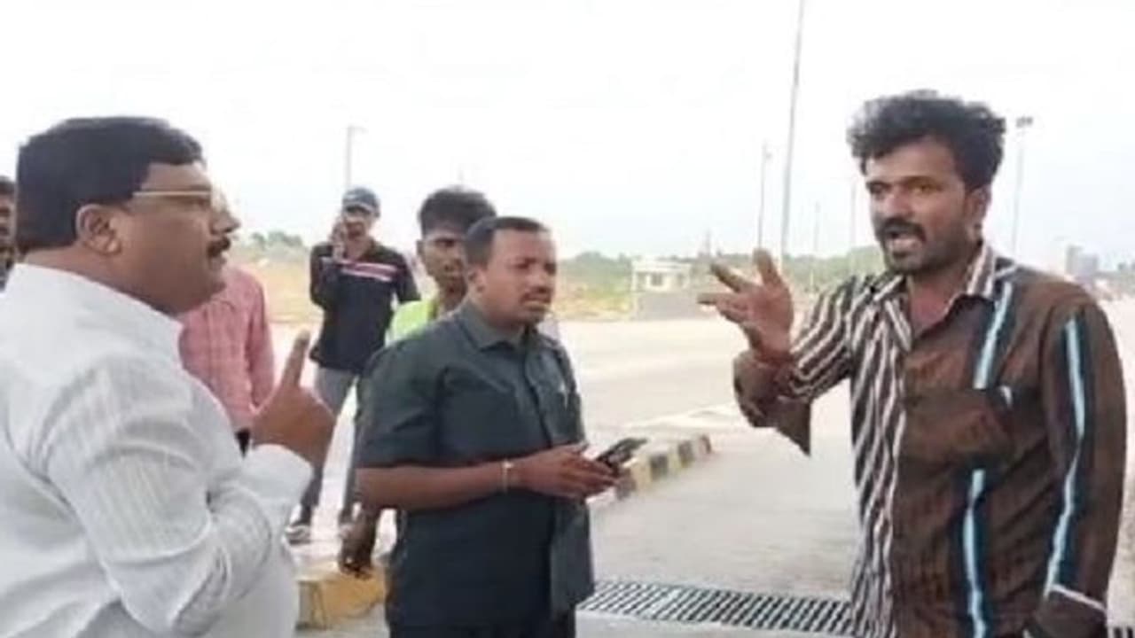 ರಾಮನಗರ: ಮಳವಳ್ಳಿ ಶಾಸಕರೊಂದಿಗೆ ಟೋಲ್ ಸಿಬ್ಬಂದಿ ಅನುಚಿತ ವರ್ತನೆ ರಾಮನಗರ: ಮಳವಳ್ಳಿ ಶಾಸಕರೊಂದಿಗೆ ಟೋಲ್ ಸಿಬ್ಬಂದಿ ಅನುಚಿತ ವರ್ತನೆ