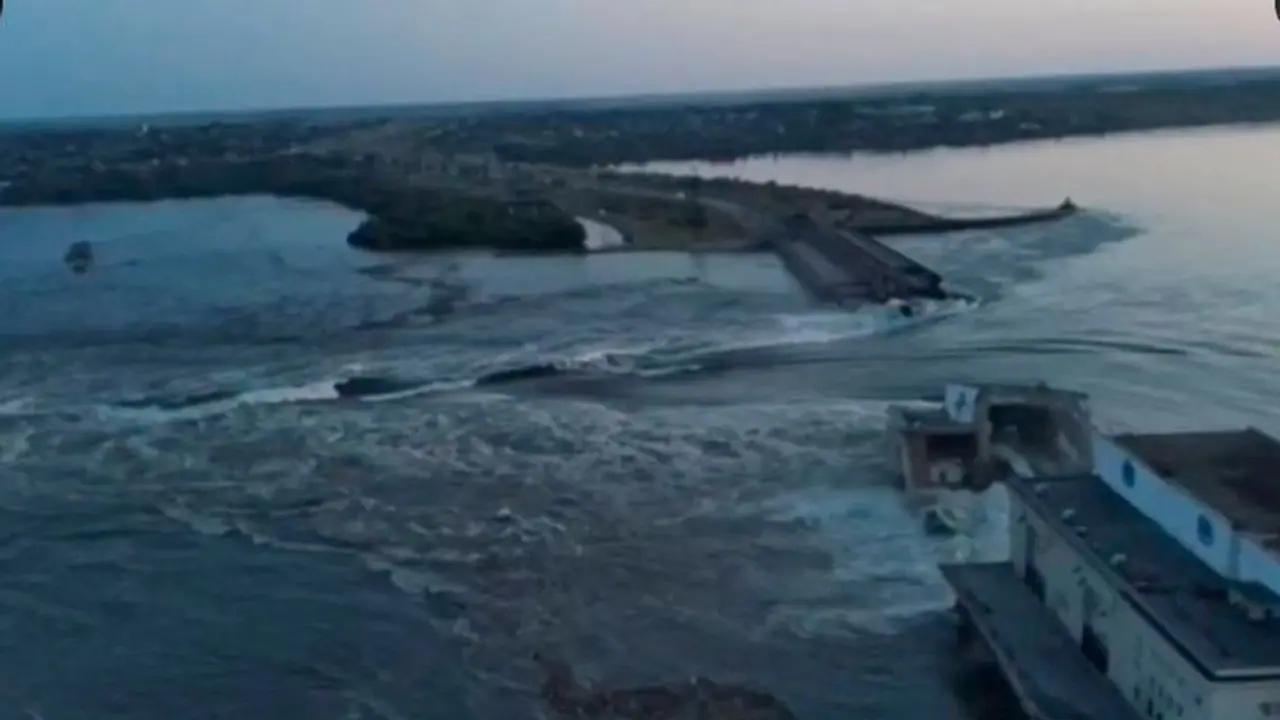 ಉಕ್ರೇನ್ ಡ್ಯಾಮ್ ಸ್ಫೋಟಕ್ಕೆ ಐವರು ಬಲಿ : 4 ಸಾವಿರ ಮಂದಿ ಸ್ಥಳಾಂತರ ಉಕ್ರೇನ್ ಡ್ಯಾಮ್ ಸ್ಫೋಟಕ್ಕೆ ಐವರು ಬಲಿ : 4 ಸಾವಿರ ಮಂದಿ ಸ್ಥಳಾಂತರ