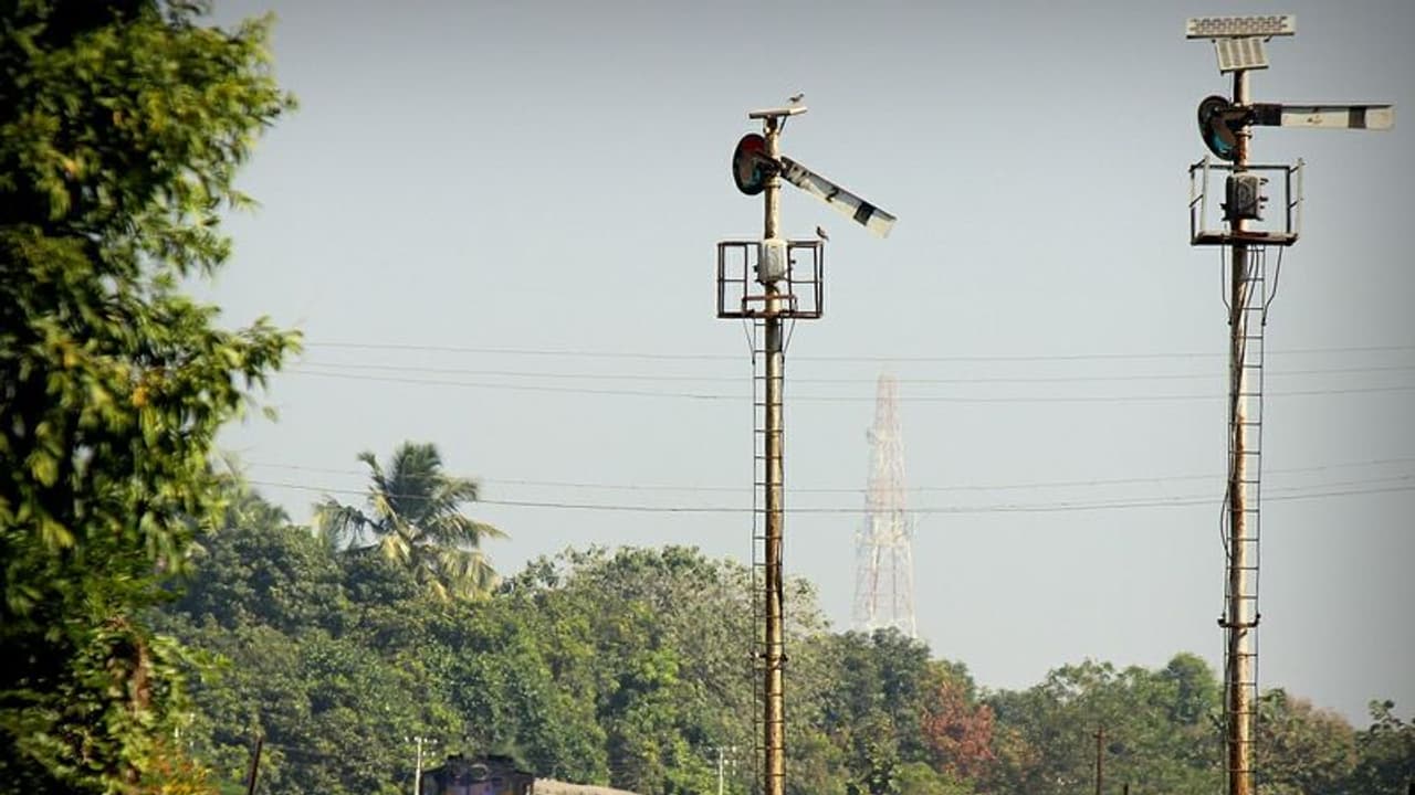ప్రేయసి మాట్లాడటం లేదని.. ట్రైన్ సిగ్నల్ ధ్వంసం చేసిన యువకుడు