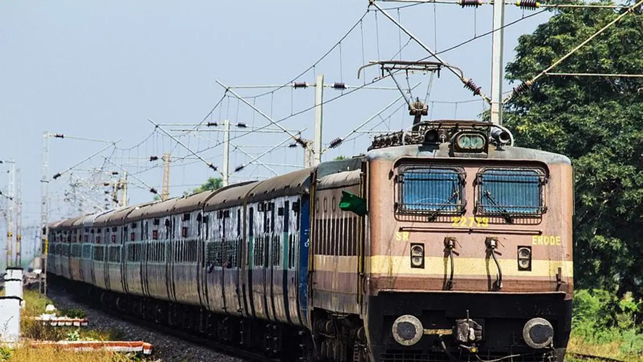 ஒடிசா விபத்துக்குப் பின் கோரமண்டல் எக்ஸ்பிரஸ் இன்று முதல் மீண்டும் இயக்கம் ஒடிசா விபத்துக்குப் பின் கோரமண்டல் எக்ஸ்பிரஸ் இன்று முதல் மீண்டும் இயக்கம்