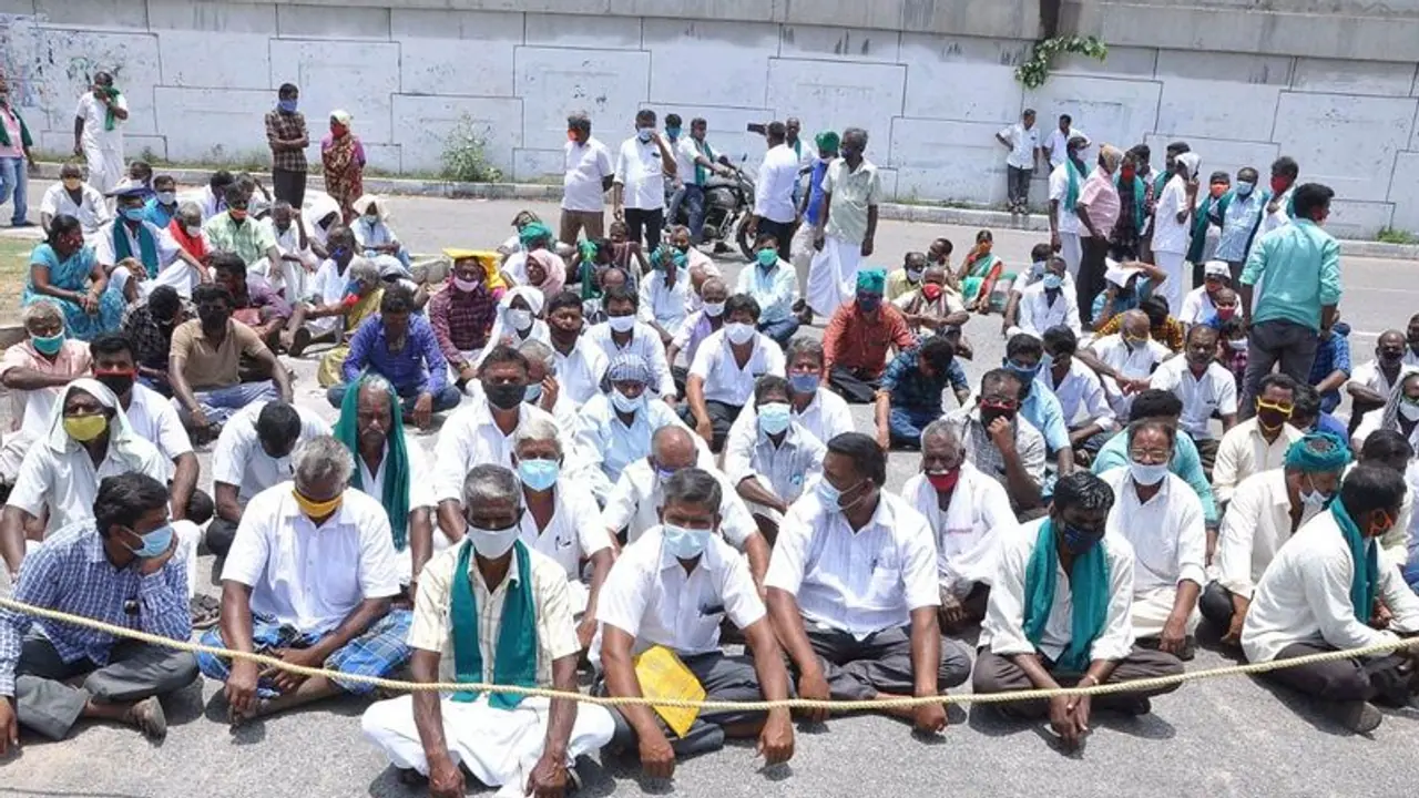 ಅನ್ನದಾತರ ಬೃಹತ್ ಪ್ರತಿಭಟನೆ: ಕರ್ನಾಟಕದ 70 ರೈತರು ಮಧ್ಯಪ್ರದೇಶದಲ್ಲಿ ವಶ ಅನ್ನದಾತರ ಬೃಹತ್ ಪ್ರತಿಭಟನೆ: ಕರ್ನಾಟಕದ 70 ರೈತರು ಮಧ್ಯಪ್ರದೇಶದಲ್ಲಿ ವಶ